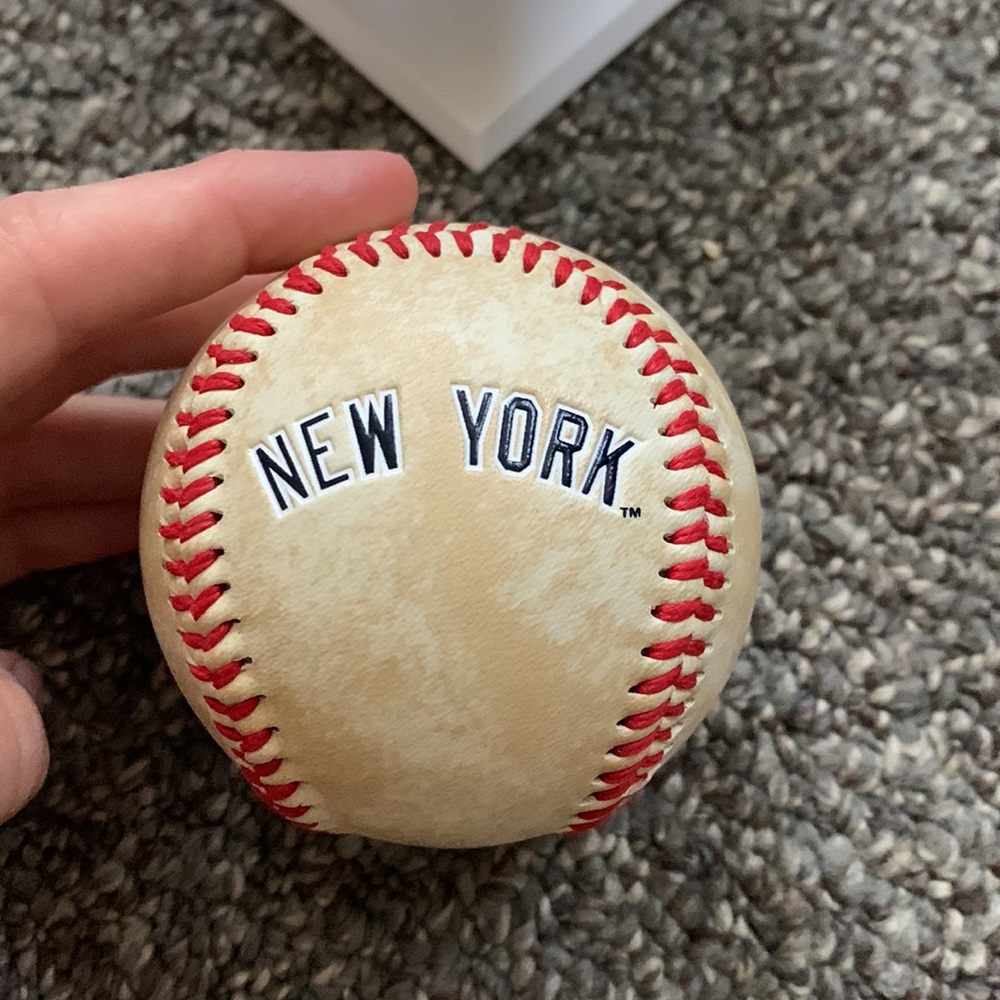 New York Yankee stadium seat and ball set (2006) - Picture 4 of 8